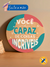 Placa de Pinus Redonda Decorativa para enfeitar o ambiente, presente perfeito para amiga, escrito: Você é capaz de coisas incríveis. Placa Decorativa Redonda 18cm