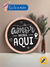 Placa de pinus Redonda Decoração alegre para colocar na casa, escrito: O amor mora aqui, minimalista. Personalizado à mão