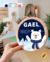 Placa de pinus redonda decorando o quarto de criança, escrito o nome do bebê e com desenho e tema sobre urso polar cristão, feita a mão
