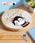 Quadro decorativo de pinus redondo infantil de 18 centímetros enfeitando o quarto de criança, escrito o nome do bebê e com desenho de lobinha fofa, feita a mão