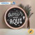 Quadro Redondo de Pinus Decorativo, alegre para enfeitar o ambiente, escrito: O amor mora aqui, perfeito para presentear amigos e família