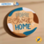 Placa de Pinus Redonda com 18cm, escrito Home Sweet Home, Lettering Colorido.