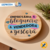 Presente Personalizado Decorativo para Amiga Mulher. Placa de pinus redonda de 18 centímetros pendurado na parede, escrito Empresária e blogueira e vendedora e gestora, feita a mão, com acabamento de tira de couro