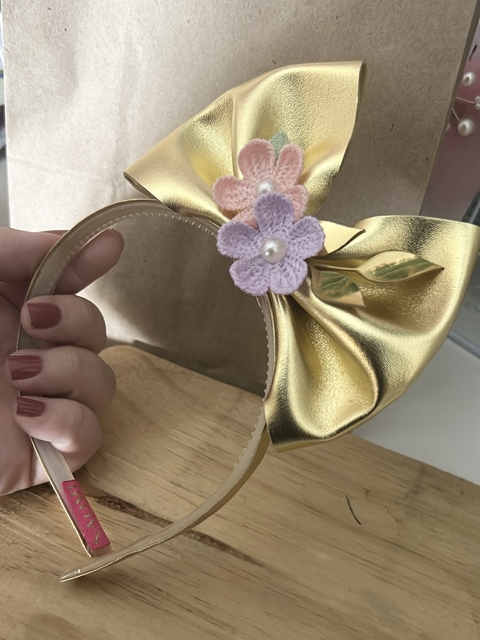 Tiara Inquebrável com Dentinhos, Laço Dourado e Flores em Crochê - comprar online