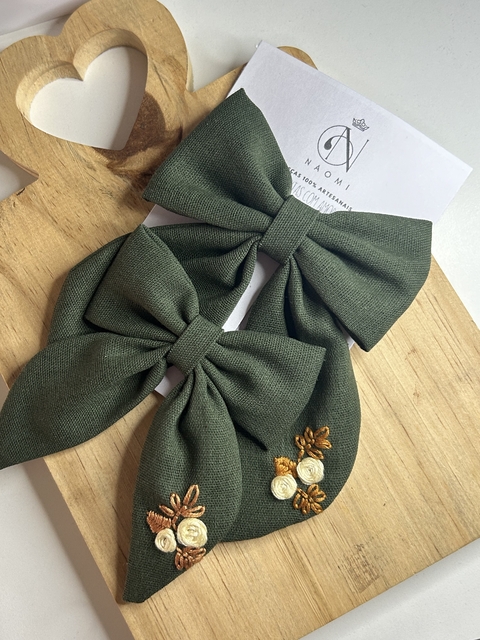 Kit Laço Mãe e Filha em Linho Misto Verde Escuro Bordados à Mão