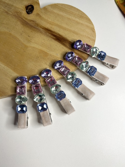 Par de Presilhas Veludo Rose Dust com Pedrarias Candy Color