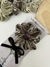 Kit Scrunchie de Veludo Marrom + Laço de Veludo Marrom - comprar online