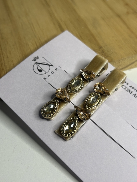 Par de Presilhas de Veludo Caramelo com Pedrarias Douradas