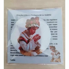 Botton com cartão de oração de Nossa Senhora de La Salette