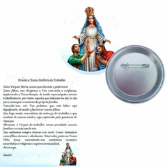 Botton com cartão de oração de Nossa Senhora do Trabalho