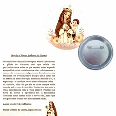 Botton com cartão de oração de Nossa Senhora do Carmo