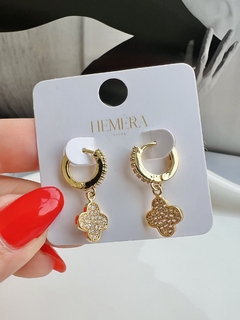 Argola Click com Pingente Trevo Cravejados - Dourado 2094