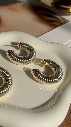 Argola Texturizada M - Dourada 2100