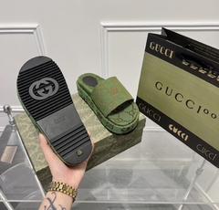 Chinelo Gucci na internet