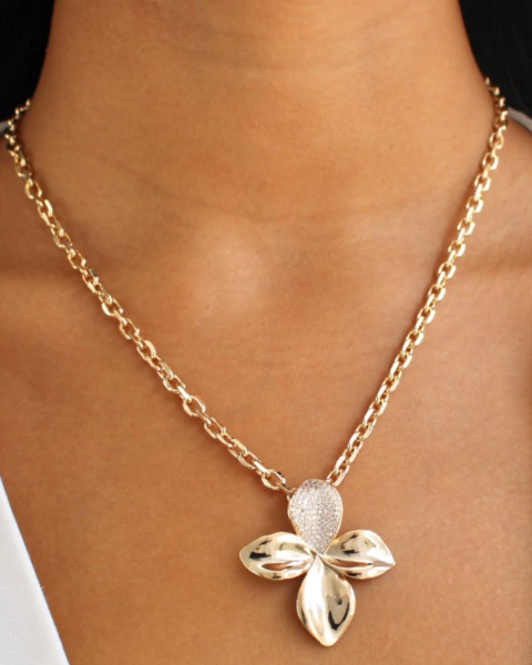 Colar Floral com Detalhes em Microzircônias - Semijoia em Ouro 18K