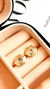 Brinco Hexa com Zircônia Central - Semijoia em Ouro 18K