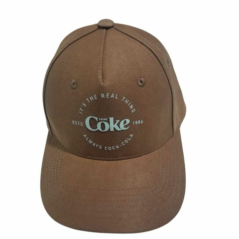 BONE COCA COLA SILK RELEVO FRONTAL CAMURCA E DORA U MARROM CARAMELO - comprar online