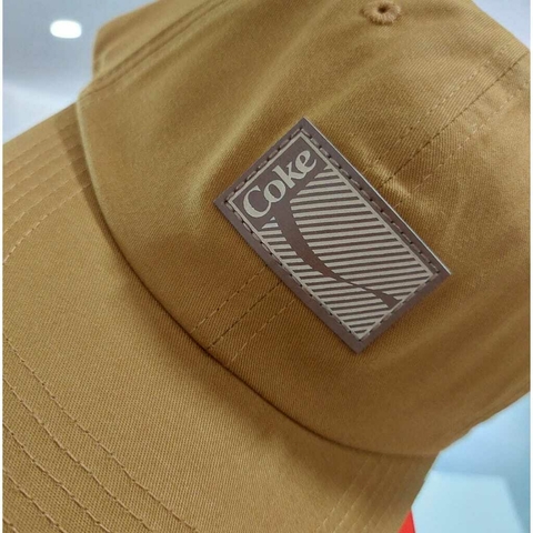 BONE COCA COLA PATCH COURO APLICADO BORDADO FRONTAL DORA U MARROM CARAMELO - comprar online