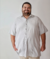 Homem sorridente usando uma camisa de viscolinho cinza, com botões frontais, plus size em um fundo claro.