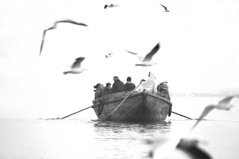 Barco ao amanhecer no rio Ganges, Varanasi - Índia