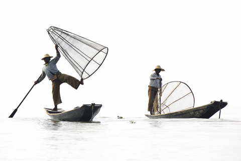 Dois pescadores no lago Inle - Myanmar