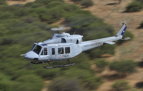 Helicóptero Bell 412 - Força Aérea do Chile sobrevoando os arrededores da sua base em Santiago, Chile