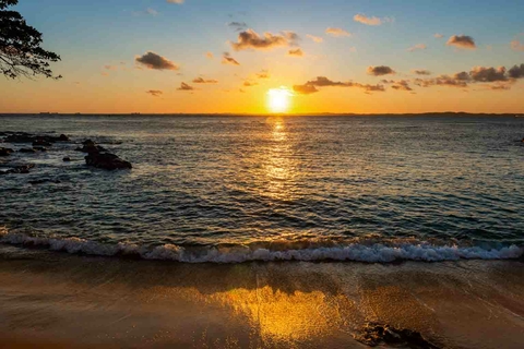 Praia ao pôr do sol
