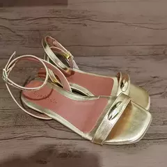 Sandália Feminina Rasteira Dourada Botão com Talão Novidade em Promoção - Rispa Calçados