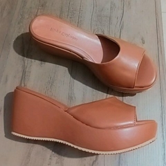 Imagem do Sandália Feminina Tamanco Peeptoe Anabela 7cm Baixa Caramelo Novidade Promoção