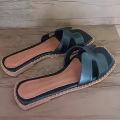 Imagem do Sandália Rasteirinha H Preta Bico Quadrado Novidade