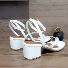 Sandália Feminina De Dedo com Talão Salto Grosso 4cm Novidade em Promoção