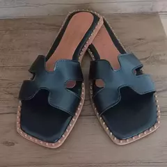 Sandália Rasteirinha H Preta Bico Quadrado Novidade - comprar online