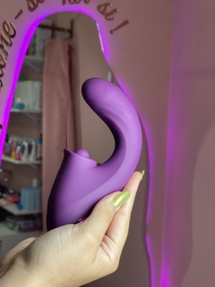 VIBRADOR COM ESTIMULADOR CLITORIANO POR PULSAÇÃO - comprar online