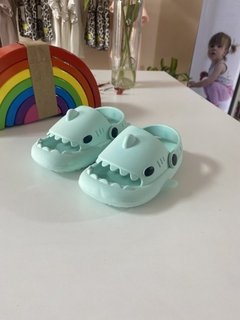 Crocs shark Feliciano en internet
