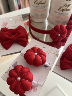 Línea escolar par flor roja