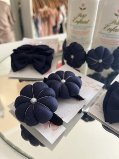 Línea escolar par flor azul