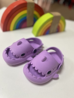 Crocs shark Luna en internet