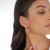 Brinco Argola D banhado em ouro 18k