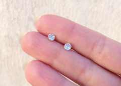BRINCO PONTO DE LUZ ZIRCONIA 4 MM - comprar online