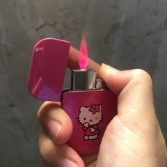 Chama Cor-de-rosa Fofa: O Isqueiro Hello Kitty com Fogo de Estilo Único - Braga Importados
