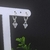 Brinco Argola com Pingente Triângulo de Cristal Semijoia em Prata