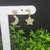 Brinco com Design de Estrela e Lua Cravejados Semijoia em Ouro 18k
