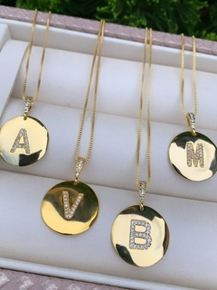 Colar Medalha Inicial Banhada a Ouro 18k