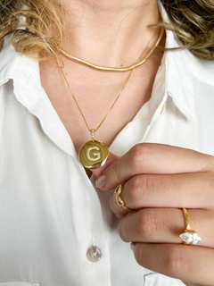 Colar Medalha Inicial Banhada a Ouro 18k - comprar online