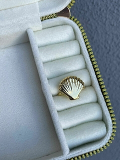 Anel Concha do Mar Banhado a Ouro 18K