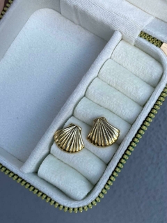 Brinco Concha Banhado a Ouro 18K