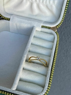 Anel Solitario com Detalhe em X Banhado a Ouro 18K - comprar online