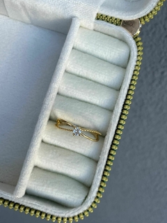 Anel Solitario com Detalhe em X Banhado a Ouro 18K