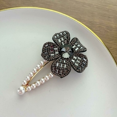Presilha Bico de Pato Perolas e Flor GG