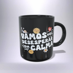 CANECA XÍCARA VAMOS NOS DESESPERAR COM CALMA PRETA 18 - comprar online